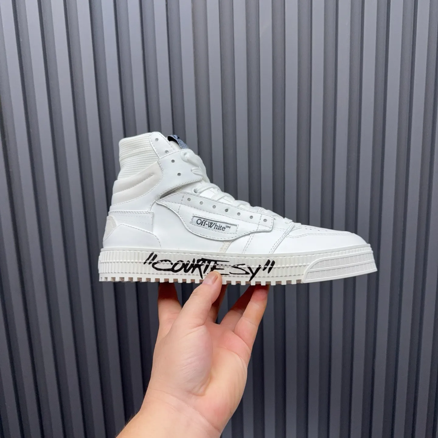 Men's shoes💰740 OFF WHITE ⚡️Couple style⚡️The latest spring style street casual shoes, released with the highest quality version on the market👊Series original mold opening, original lasting, production technology 1:1 original version➰🔜The best choice for more and more celebrities and Internet celebrities🔸In the classics Changes in the code🔸Innovate in the trend🔸Strive to break away from the shackles of bad street design🔝Although he is not the originator of fashion design, he is definitely a shining dark horse in avant-garde design🐴🆙Do not follow the trend🔅Not universal beauty🔅 Fabric💯First-layer cowhide Lining💯Imported skin-friendly and environmentally friendly polyester mesh Foot pads💯Original molded high-elastic environmentally friendly molding pads Midsole💯Made with original last-last technology Outsole💯Rubber outsole Packaging💯Official website synchronizes full set of packaging (brand wrapping paper, brand certificate, brand cloth bag) Code numbers 35-44, 45 46 Customized